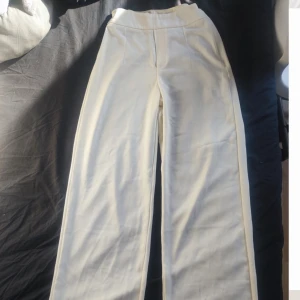 Kostymbyxor 34 / XS bikbok - Fina vita kostymbyxor från bikok. Använda max 3 gånger så är i perfekt skick. De är i straight leg. Något mellan high waist och mid waist.