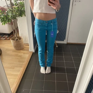 Lågmidjade coola jeans - Supercoola lågmidjade jeans i en fin blå färg, köpt på sellpy i nyskick därför är både sellpy och orginal lapp kvar, midjemått 39 rakt över. Skriv vid frågor eller fler bilder!💓