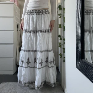 Lågmidjad långkjol från Zara - Lågmidjad långkjol från Zara✨Säljer pga används inte så mycket. Bra skick🥰Jag är 167cm.