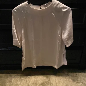 Silkes tröja  - Silkes t shirt från hm alldrig använd 
