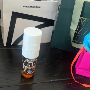 Sol de Janeiro  - Säljer min sol de janiro eftersom det inte är min doft oxh jag ahr för många mister och parfymer.Den är använd ungefär 4 gånger och den är i nyskick annars! Den luktar vanilj och salted caramel💕pris diskuteras ju snabbare man köper blir det billigare