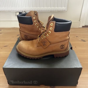 Timberland Boots - Säljer nu mina sjukt fina Timberland boots som jag har vuxit ur, väldigt sparsamt använda och säljer dom för ett sjukt bra pris. Ny pris 2 299kr, mitt pris 800kr för dig kompis. Perfekt nu till vintern.