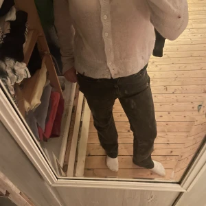 Svarta jeans - Jättefina svarta jeans! Kommer inte till användning tyvärr så därför säljer jag. 