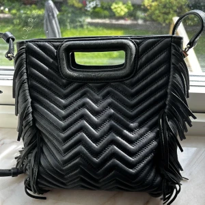 Maje väska - Säljer min fina maje väska. Ganska använd men fortfarande i fint skick!❤️