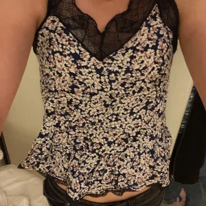 Zadig Voltaire linne/ blus  - Ett jättesöt spetslinne/ blus med blommor på  från Zadig! I väldigt bra skick och knappast använd🙏😍