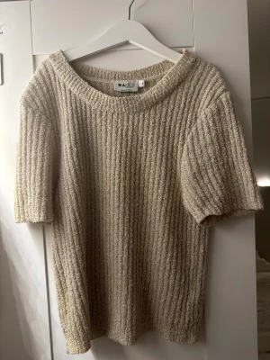 Tröja  - Säljer nu denna tröja från na-kd så dne inte inte kommer till användning💕 storlek S