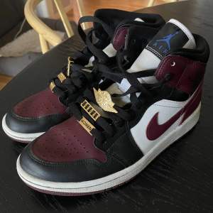 Säljer dessa Jordan 1 mid black dark beetroot p.g.a att dom inte kommer till användning. Dom är i mycket bra skick och har endast används ett fåtal gånger. Nypris runt 3000 kr . Det finns några gulddetaljer till som jag har tagit man kan hänga på dom