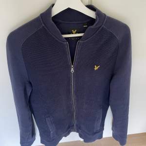 Säljer nu min något använda men mycket fina Lyle & Scott-tröja i bra skick, storlek M.