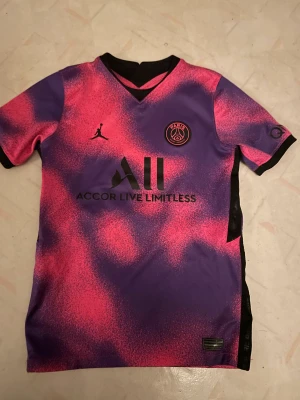 Psg tröja 2021 - Hej jag säljer nu min psg tröja från år 2021 som är för liten. Den  har endast andvänts ett fåtal gånger, den är i storlek L i Barnstorlek. Kom DM för mer frågor eller funderingar 