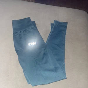 ICIW träningsset  - Säljer mitt ICIW träningsset, bra skick knappt använt!  Nypris tights: 599:- Nypris tröja: 449:- 