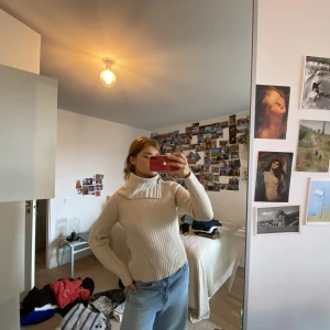 Kabelstickad tröja  - Kabelstickad polotröja med coola detaljer 