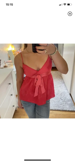 Vintage rosa linne - Rosa linne som ser väldigt vintage ut, men det är egentligen StockholmLM, med fina detaljer i tyget, knytning fram med ett rosa band. Stl 36, passar en B-C kupa. 