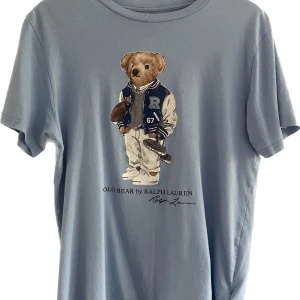 Polo Ralph Lauren T-Shirt barn.  - Rolig polo tröja som för din outfit att sticka ut, snyggt tryck och riktigt bra kvalitet,  Använd fåtal gånger Skick 8/10  