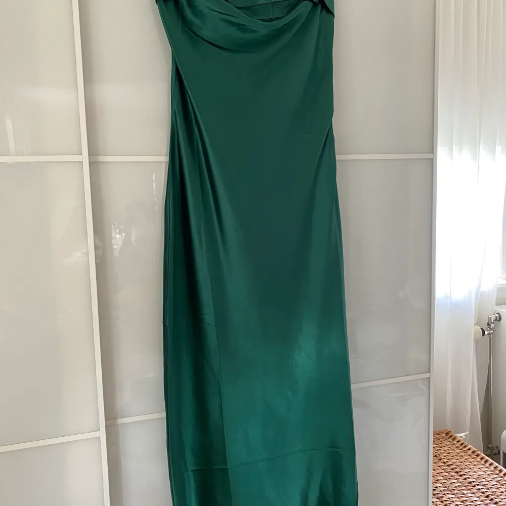 Grön siden klänning med öppen rygg! Helt oanvänd!. Klänningar.