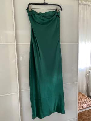 Grön siden klänning med öppen rygg! Helt oanvänd!