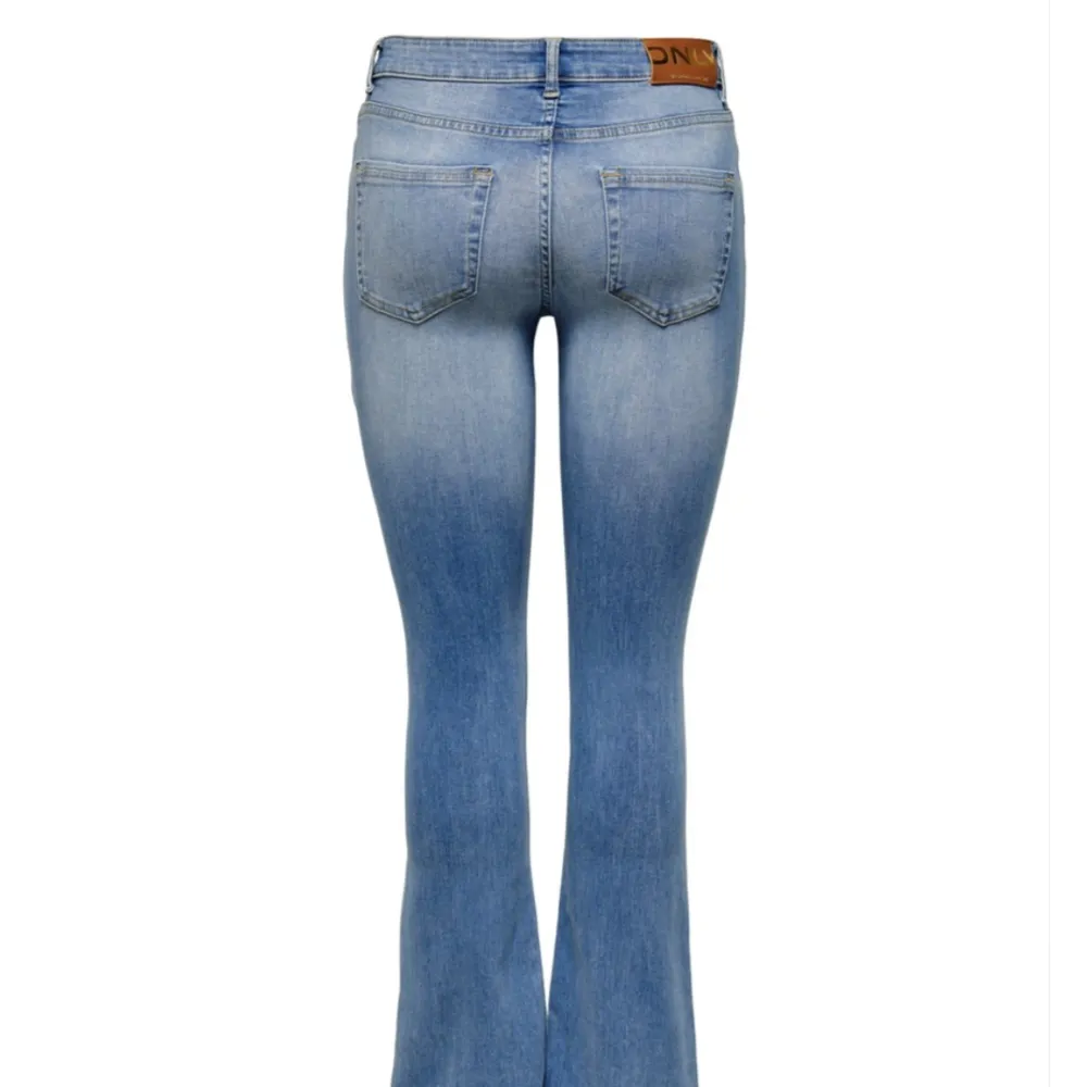 Lågmidjade bootcut jeans från only. De är långa men bra längd på mig som är 174. Nypris ca 500 Kan skicka fler bilder eller mått om någon vill!🫶🏼🫶🏼. Jeans & Byxor.