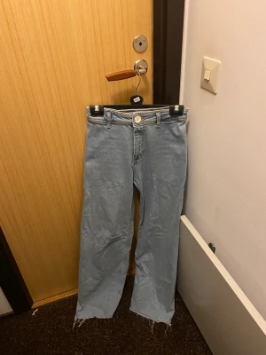 Zara jeans - Super fina byxor för 25kr från zara, säljer dem för att dem har blivit för små. Sytt på knappen i fram själv!