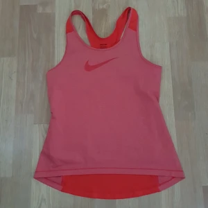 Träningslinne Nike - Träningslinne Nike i fint skick