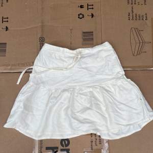 Sååå fin kjol med underkjol, snörning och fint material från Brandy Melville. Skriv till mig för bilder på