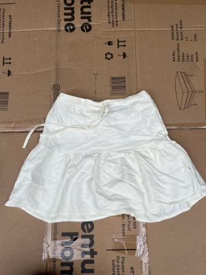 Volangkjol - Sååå fin kjol med underkjol, snörning och fint material från Brandy Melville. Skriv till mig för bilder på