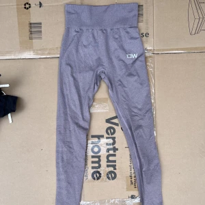 Oanvända Gymtights  - Så snygga tights från ICIW. Hög i midjan, snygg lila/grå nyans. Skriv för bilder på