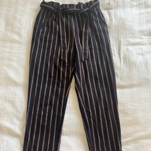 Kostymbyxor  - Kostymbyxor med band från Zara i storlek S 