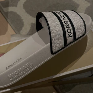 Michael kors sandaler - Oanvända skor. Original kartong tillkommer. Helt nya köpta för 1100kr säljer för 800kr Pris kan diskuteras vid snabbköp ❗️prissänkning från 800kr till 650kr❗️ Kommer plocka bort dessa den 5e september