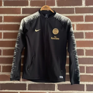 PSG träningsoverall överdel 2018.  - Köpt i Paris 2018 vuxit ur nu. Passar 165-175cm 