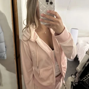Juciy set ljusrosa  - Säljer mitt Juicy set som köptes för 2 veckor sen. Använd max 3 gånger. Säljer pga setet kommer tyvärr inte till användning. Nypris 2300kr. Byxorna i Xs och koftan i M. 