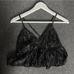 Glittrig topp - söt glittrig topp, aldrig använt, storlek xs 🫶🏼