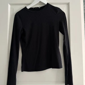 Svart tröja - Svart tröja från NA-KD