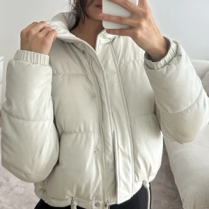 Vinter jacka  - Kort vinter jacka men varm! Bra skick