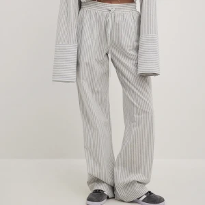 Randiga byxor - Randiga byxor från NA-KD aldrig använda