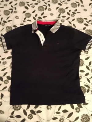 Tommy Hilfiger polo tröja  - Jag har bara använt den på några tillfällen och säljer för att den tar plats i min garderob.