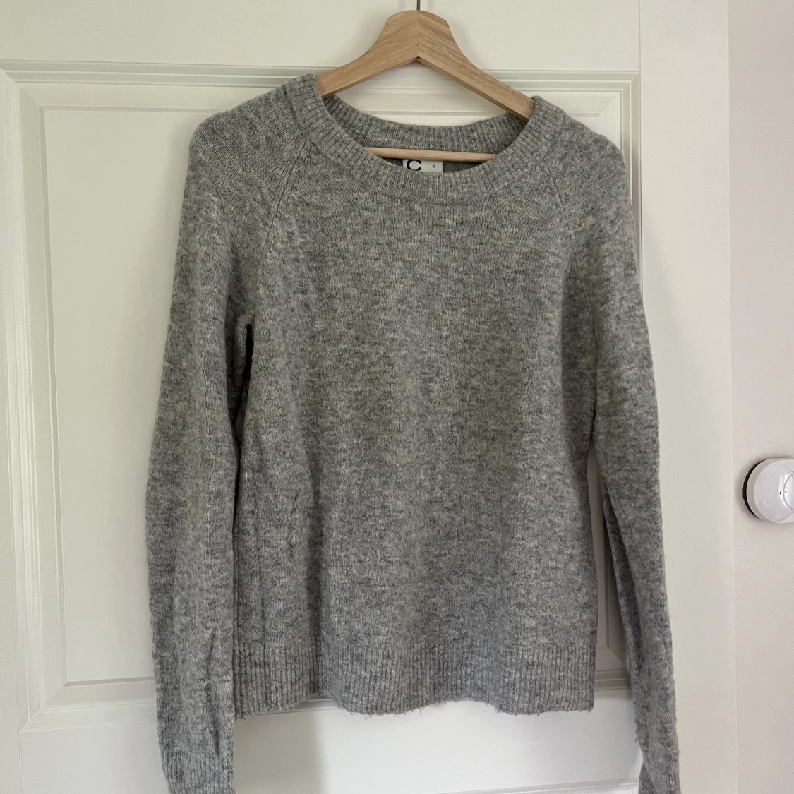 Grå stickad tröja