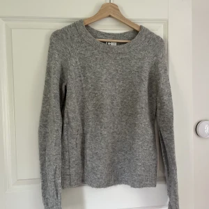 Grå stickad tröja  - Supermjuk och skön grå stickad tröja från Cubus med 10% ull. Inga defekter! Storlek S och säljes för 75kr ❤️