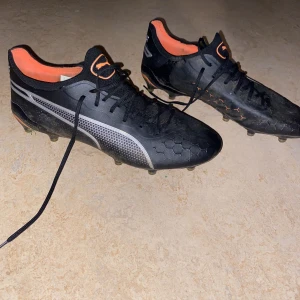 Puma king ultimate fotbollsskor  - Puma skor storlek 43 ingen skada alla dubbar är hela använda ungefär en halv säsong då de ej passar längre priset kan diskuteras kom privat för mer bilder. Möts upp i Gbg