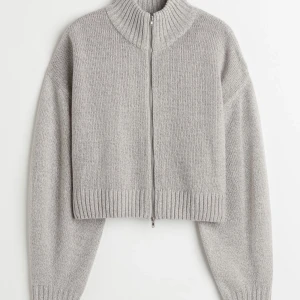 Grå melerad stickad kofta med dubbel dragkedja  - Stickad kofta i en gråmelerad färg. Dubbel dragkedja. Använd men väl omhändertagen. ❤️‍🔥🍓💌