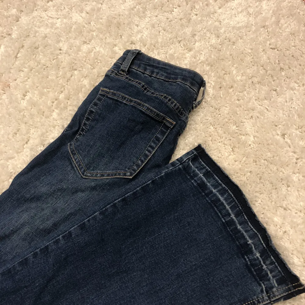 Säljer nu ett par bootcut jeans i storlek Xs, fint skick och har även sprättat upp längst ner för att få de längre💕. Jeans & Byxor.