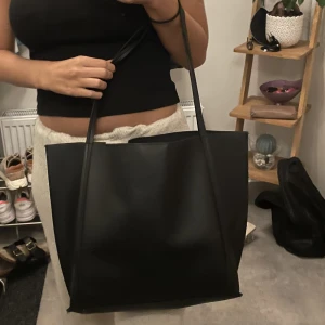 Väska  - Säljer en väska som jag känner inte kommer komma till någon användning, köpte väskan av en tjej på plick 🫶🏼