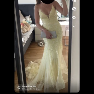 Balklänning - Superfin, gul balklänning. Den är avklippt längst ner då den hade ett väldigt långt släp (som syns på först bilden). Tredje bilden visar hur det hur det såg ut efter att ha tagit bort släpet. Köpt på JJ’s house för 2668kr! 💛 Hör av er om ni har frågor. 