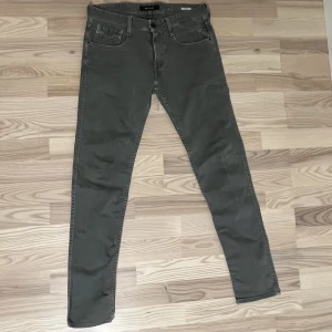 Replay Anbass - Jag säljer ett par snygga ljusgråa Replay jeans i storlek 31/32. Jag säljer dessa jeans eftersom de inte passar mig i midjan. Jeansen är i perfekt skick och har inga defeker. (Ljusare nyans av grå i verkligheten)