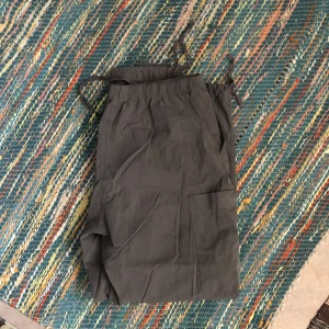 parachute / fallskärms byxor - parachute byxor från weekday, använda bara två gånger så i helt nyskick! sjukt bekväma 