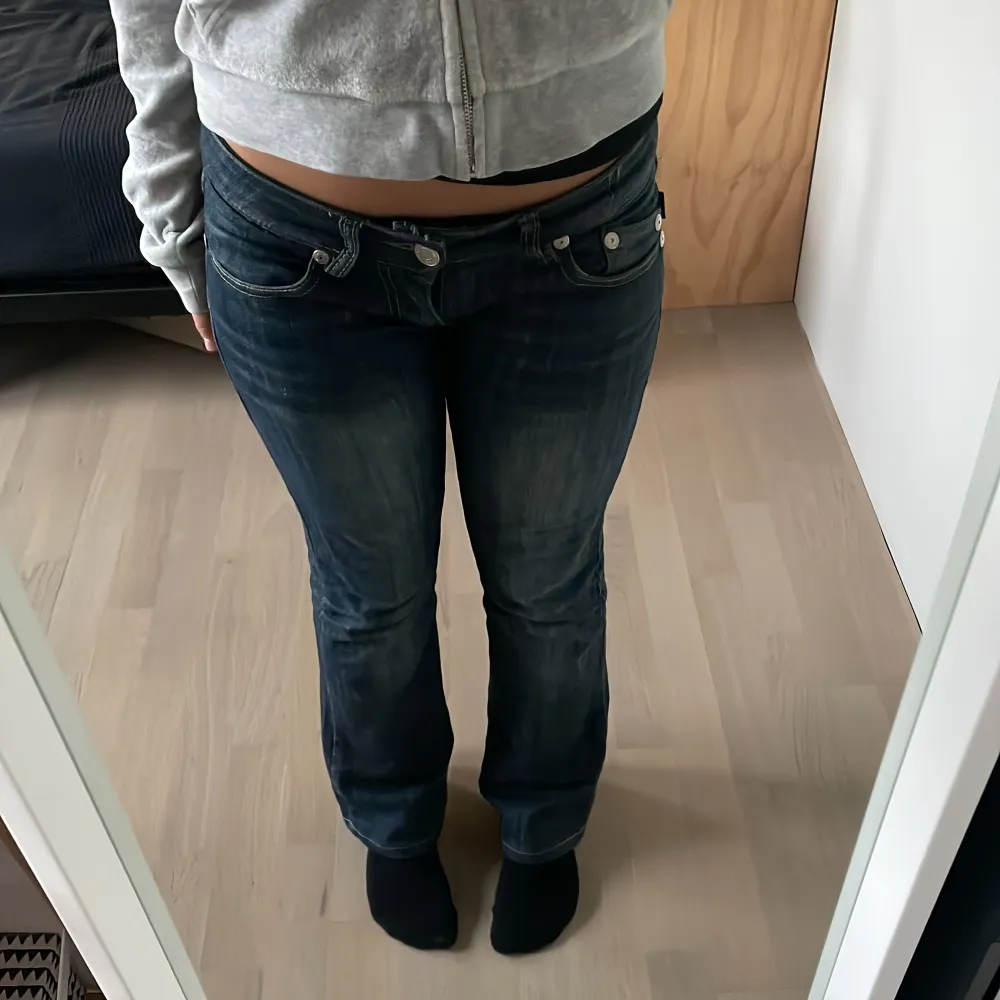 Adda min snap om ni är intresserade ❤️snap: lhagerius ❤️Mina fina Beckham jeans super alla diamanter är kvar dom är utsvängda och lågmidjade vill bara se om några är intresserade❤️bra längd för mig som är 163-164. Jeans & Byxor.