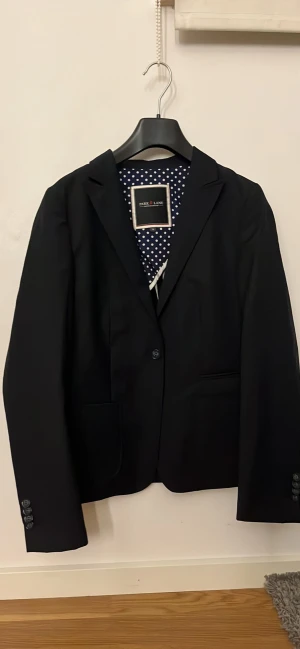 Mörkblå kavaj storlek 36 - Aldrig använd  Finns i Höör eller kan skickas mot fraktkostnad 