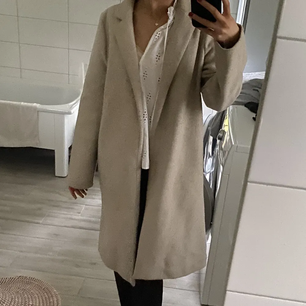 Perfekt till hösten!🍂🍂Beige kappa från zara, storlek M. Jättenajs men använder inte! Skriv om ni vill ha mer bilder💗. Jackor.