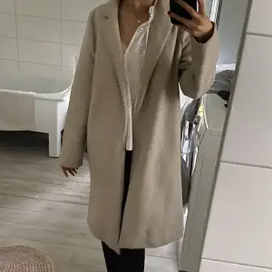 Perfekt till hösten!🍂🍂Beige kappa från zara, storlek M. Jättenajs men använder inte! Skriv om ni vill ha mer bilder💗