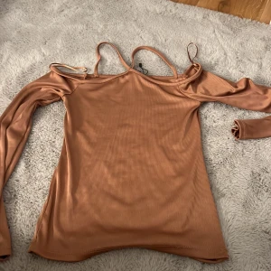 Tröja  - Aldrig använt den, i ny skick. Inte min stil därför så säljer jag den annars jätte fin tröja 