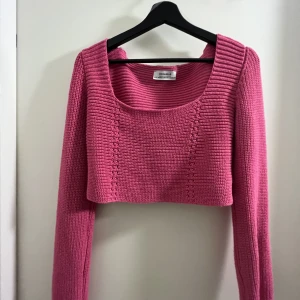 Rosa stickad croppad tröja  - Aldrig använd