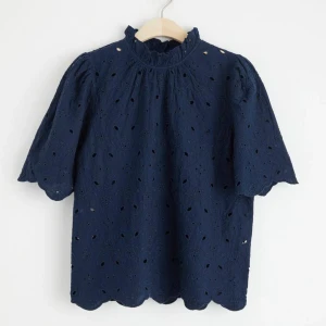 Blus - Säljer denna superfina blåa blusen från Lindex! Köpt för 500kr säljer för 220kr, aldrig använd så i nyskick!